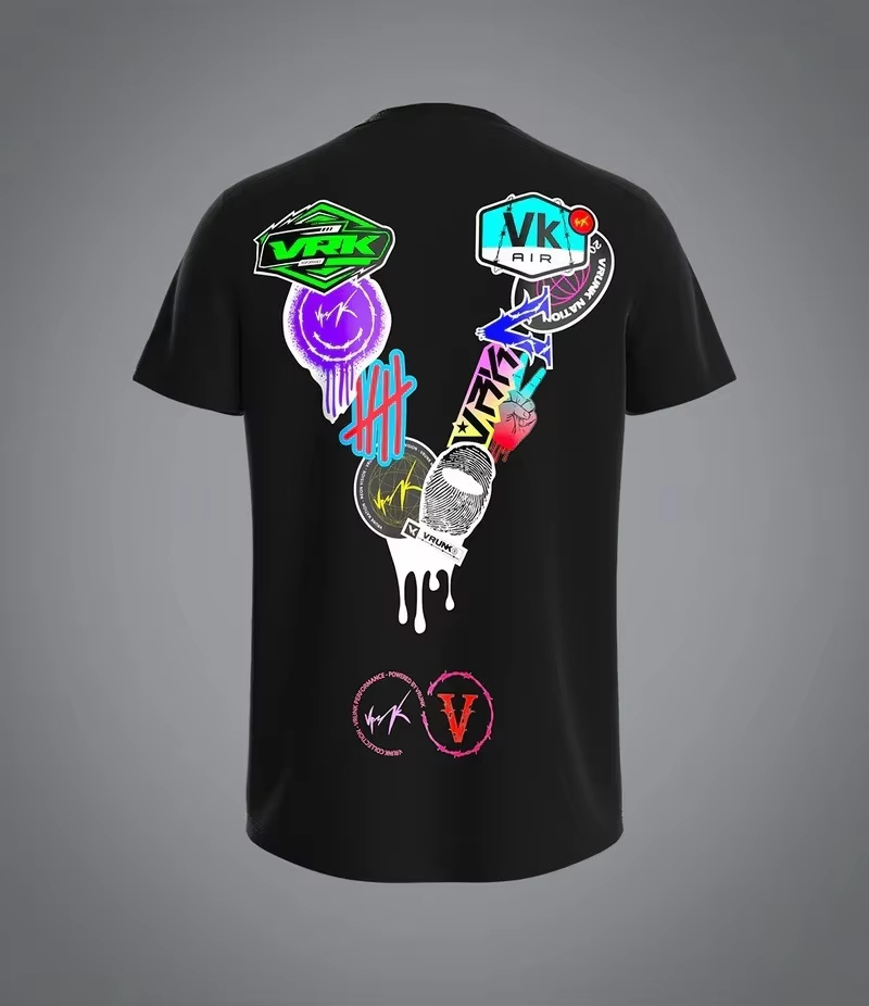 Streetwear Brand Graphic Designer - T-Shirt con Design Adesivo Stile Graffiti